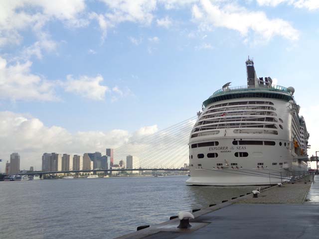 Cruiseschip ms Explorer of the Seas van Royal Caribbean Cruises Ltd. aan de Cruise Terminal Rotterdam